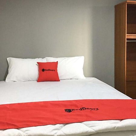 Hotel Reddoorz @ Citraland Surabaya Esterno foto