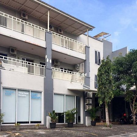 Hotel Reddoorz @ Citraland Surabaya Esterno foto