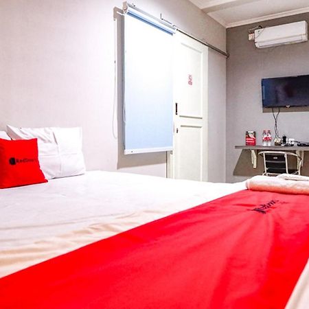 Hotel Reddoorz @ Citraland Surabaya Esterno foto