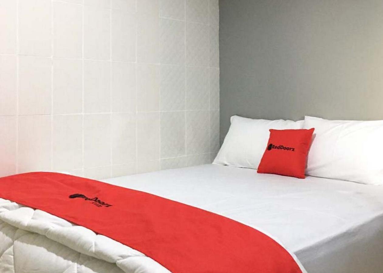 Hotel Reddoorz @ Citraland Surabaya Esterno foto