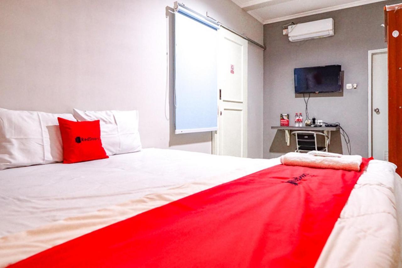 Hotel Reddoorz @ Citraland Surabaya Esterno foto