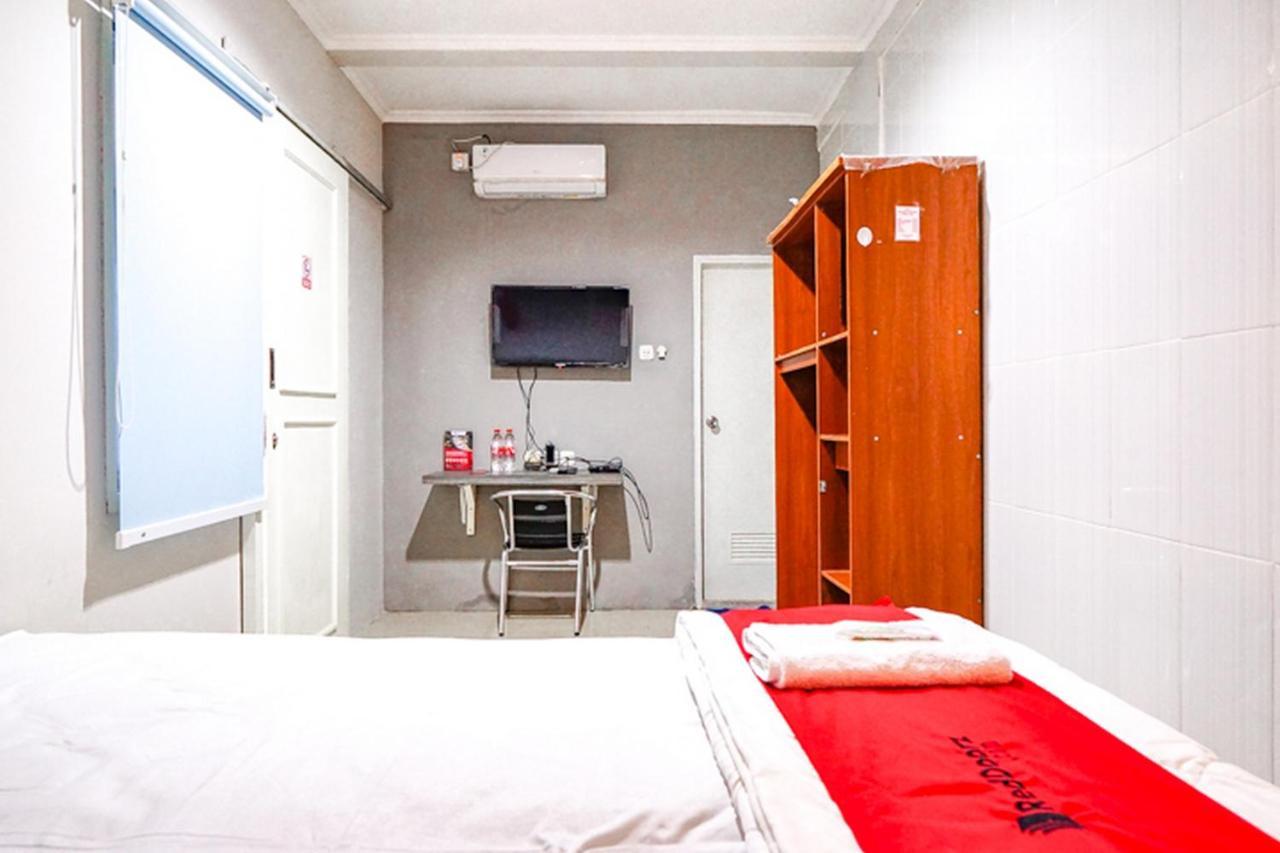 Hotel Reddoorz @ Citraland Surabaya Esterno foto