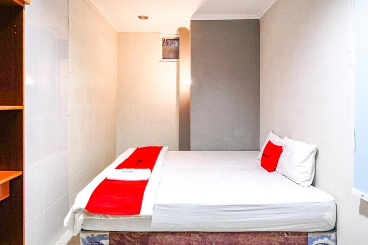 Hotel Reddoorz @ Citraland Surabaya Esterno foto