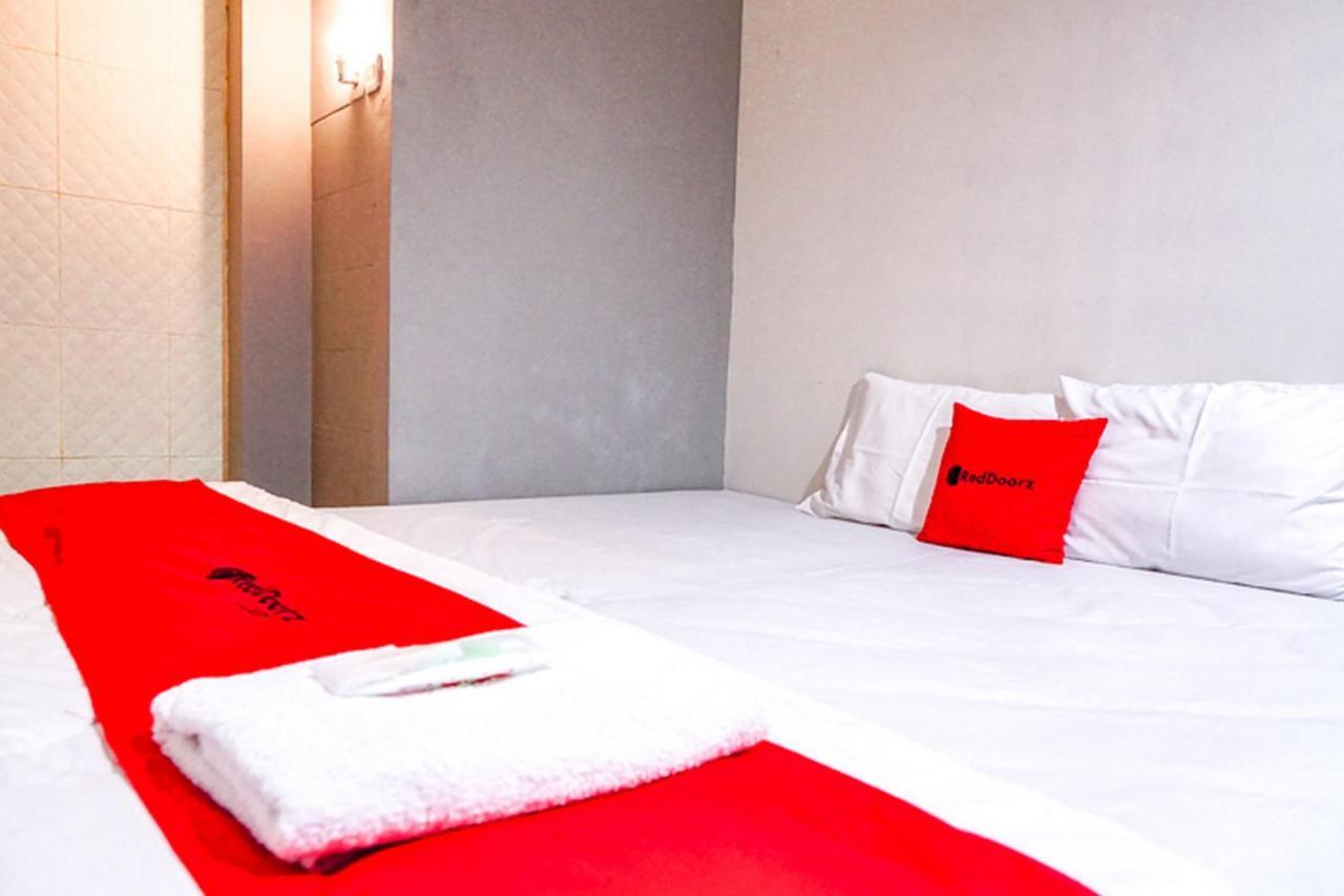 Hotel Reddoorz @ Citraland Surabaya Esterno foto