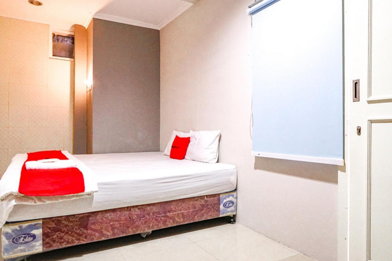 Hotel Reddoorz @ Citraland Surabaya Esterno foto