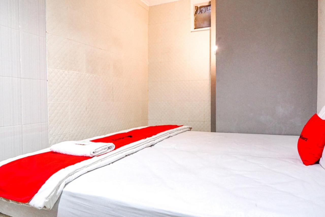 Hotel Reddoorz @ Citraland Surabaya Esterno foto