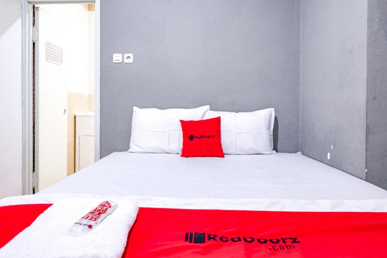 Hotel Reddoorz @ Citraland Surabaya Esterno foto