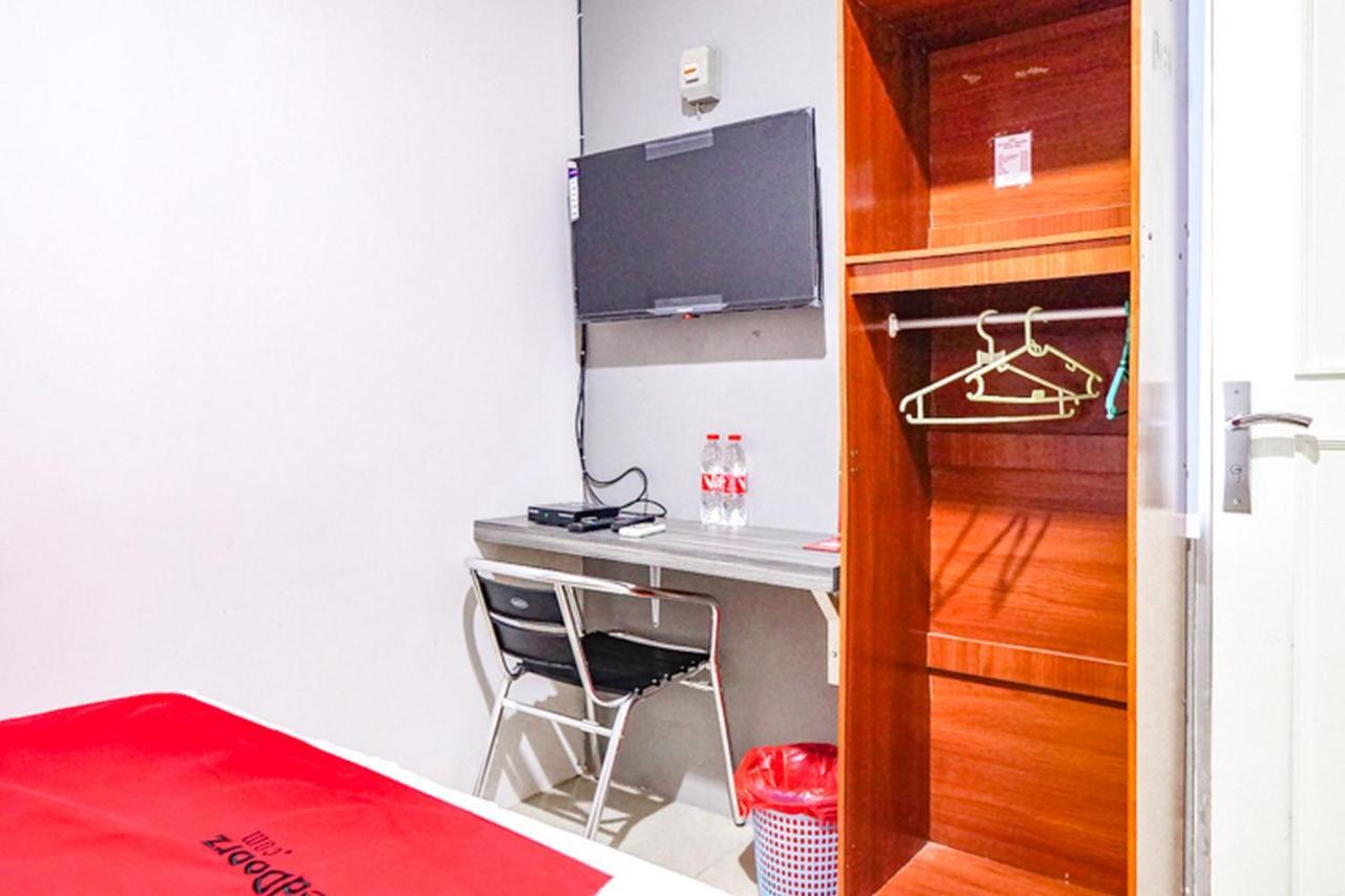 Hotel Reddoorz @ Citraland Surabaya Esterno foto