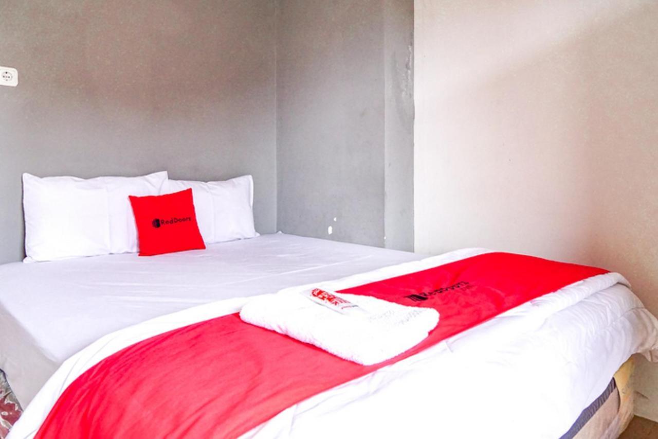 Hotel Reddoorz @ Citraland Surabaya Esterno foto