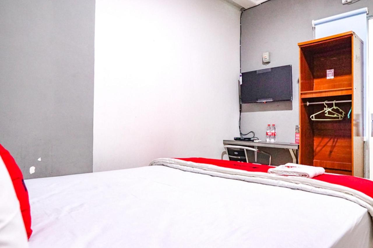 Hotel Reddoorz @ Citraland Surabaya Esterno foto