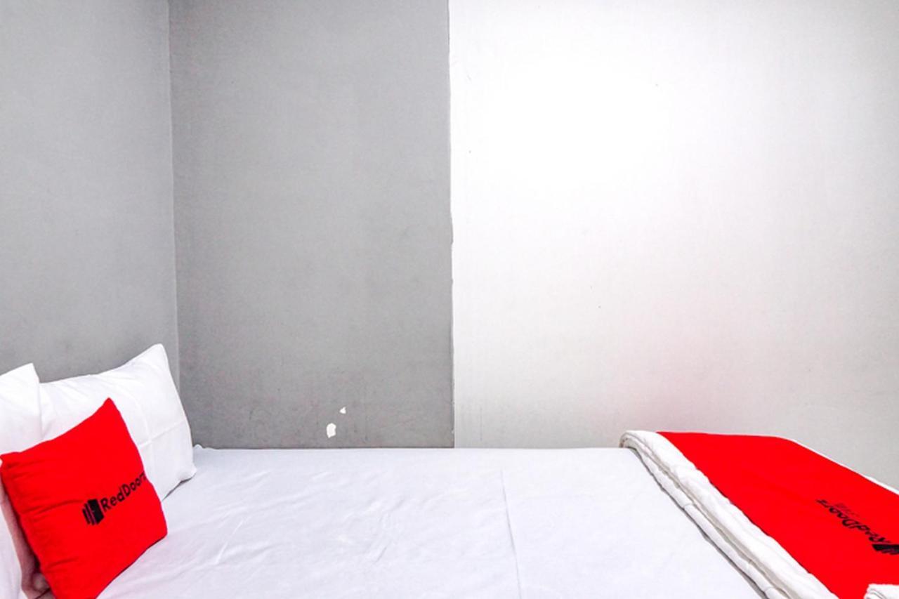 Hotel Reddoorz @ Citraland Surabaya Esterno foto