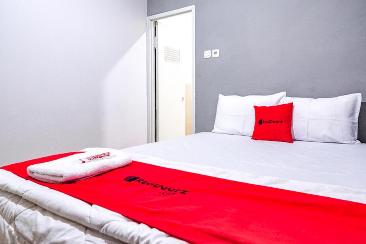 Hotel Reddoorz @ Citraland Surabaya Esterno foto