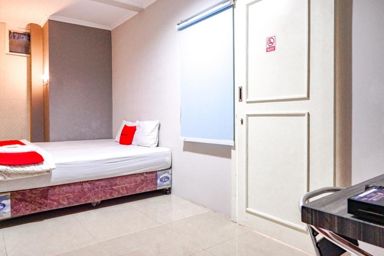 Hotel Reddoorz @ Citraland Surabaya Esterno foto